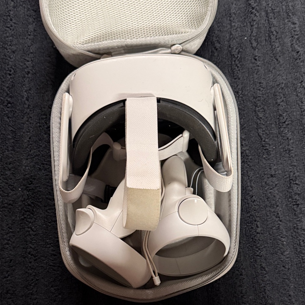 Meta Quest 2 lightly used nothing wrong with it comes with a travel case